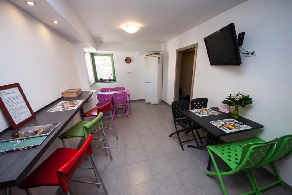 Communal lounge/ TV room, TV and multimedia, Coffee/tea facilities, Kitchen or kitchenette, Dining area, Communal kitchen, Breakfast