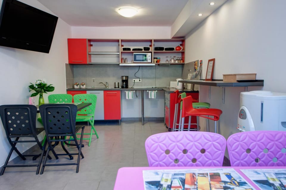 TV and multimedia, Coffee/tea facilities, Kitchen or kitchenette, Food and drinks, Seating area, Dining area, Breakfast