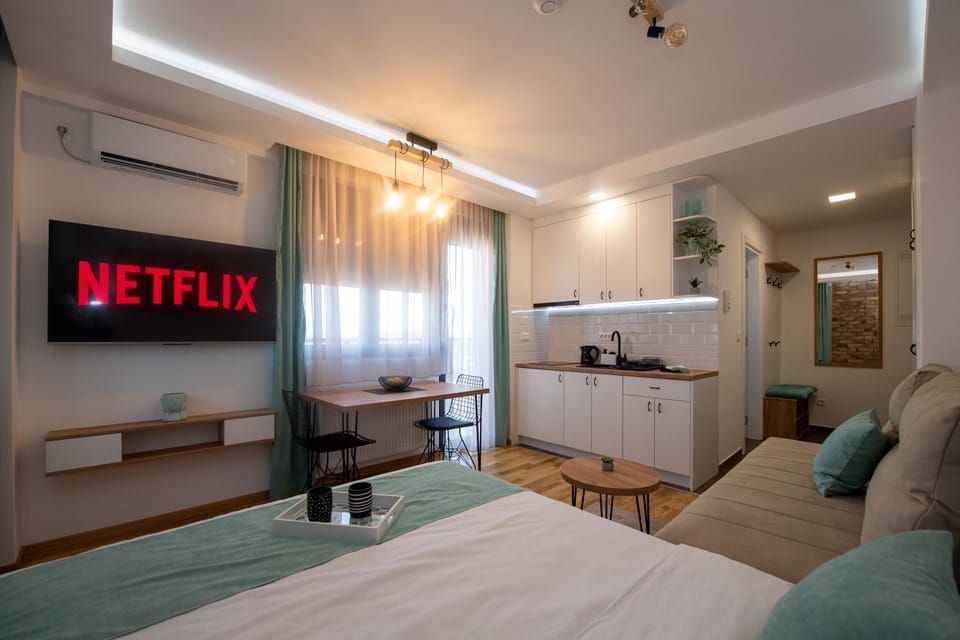 Communal lounge/ TV room, Bed, TV and multimedia, Kitchen or kitchenette, Living room, Photo of the whole room, Seating area, Evening entertainment, Bedroom, hair dresser, air conditioner