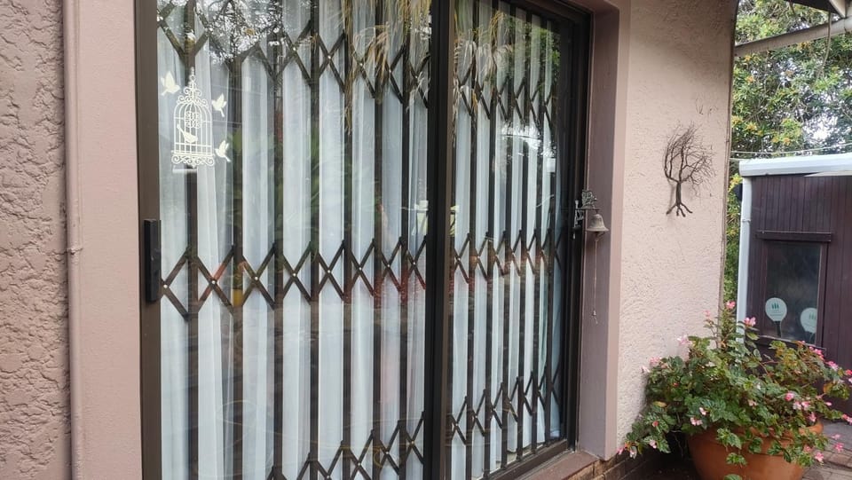 The right place : Ideal for the smart business person. 25km to DBN. Apartment in KwaZulu-Natal