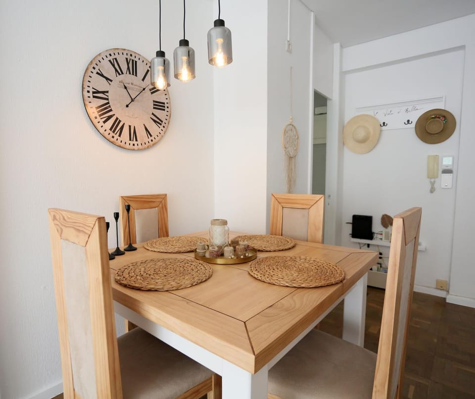 Dining area, fireplace