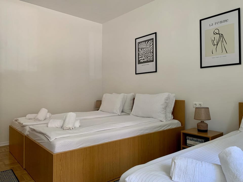 Bed, Photo of the whole room, Bedroom, towels