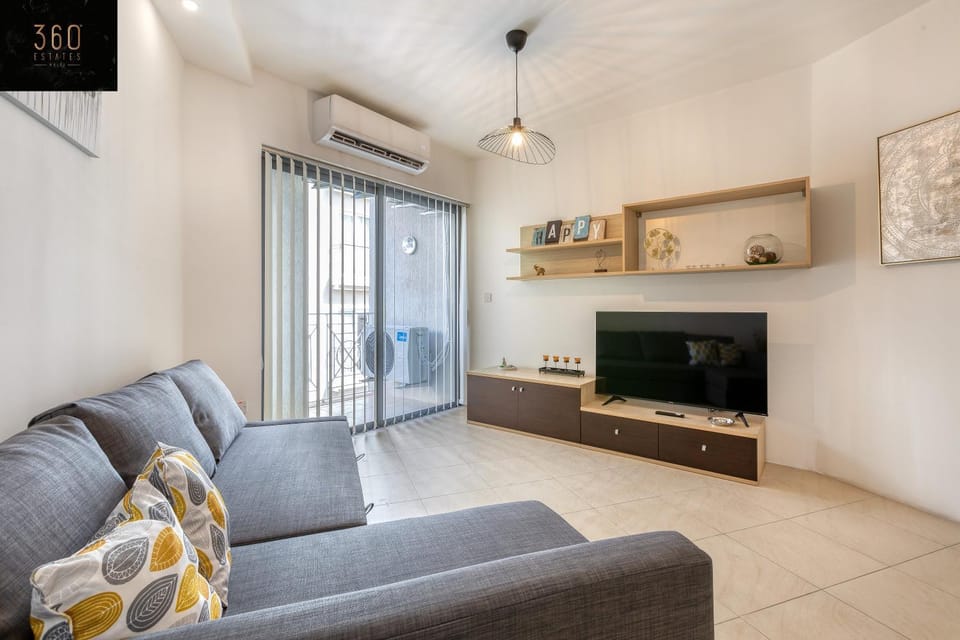 Communal lounge/ TV room, TV and multimedia, Kitchen or kitchenette, Living room, Seating area, Evening entertainment, fireplace, air conditioner
