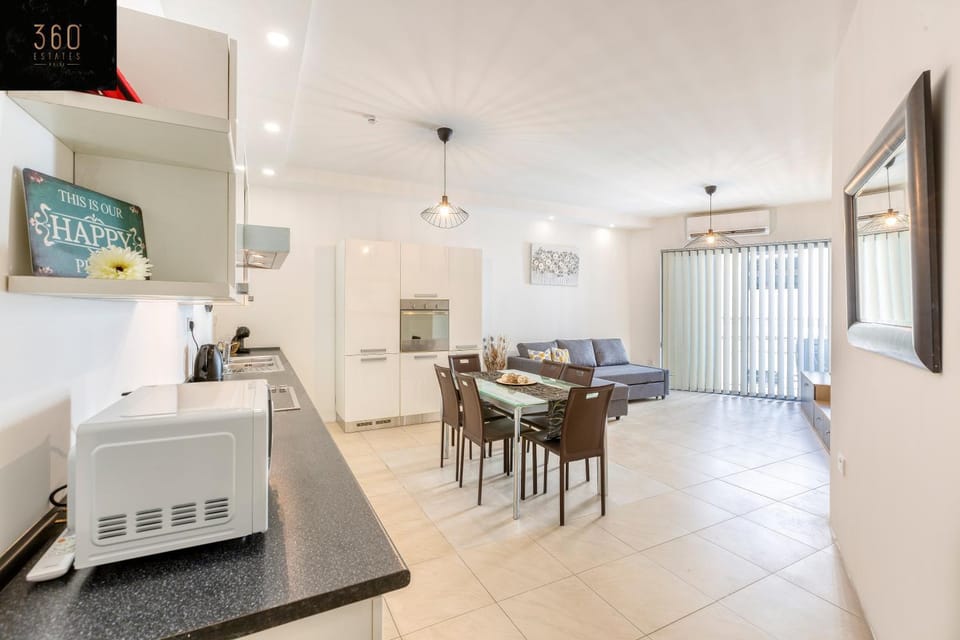 TV and multimedia, Kitchen or kitchenette, Dining area, minibar, oven, pet friendly, stove, toaster