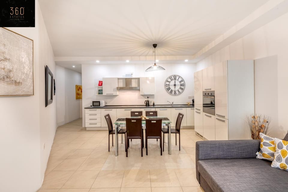 Kitchen or kitchenette, Living room, Seating area, Dining area, minibar, oven, pet friendly, stove
