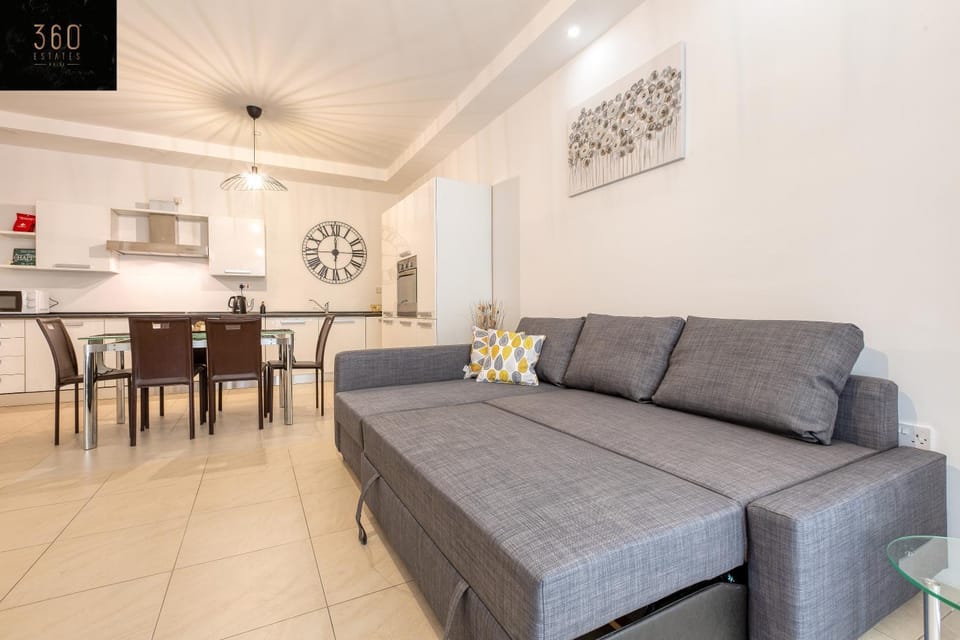 TV and multimedia, Kitchen or kitchenette, Living room, Seating area, Dining area, fireplace