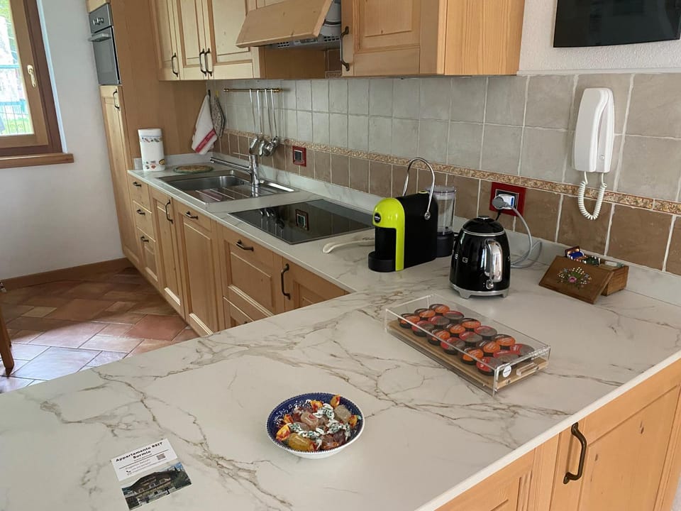 Coffee/tea facilities, Kitchen or kitchenette, dishwasher, microwave, oven, stove, toaster