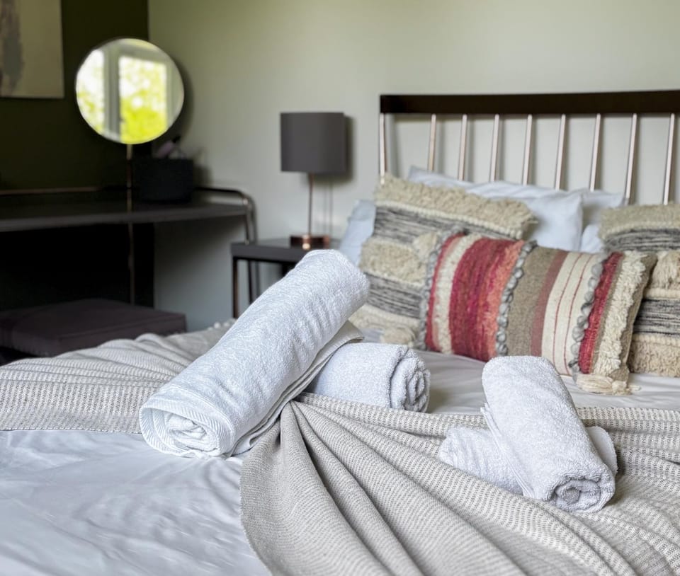 Luxury Barn Conversion with Hot Tub- 'Blackbird' House in Wychavon District