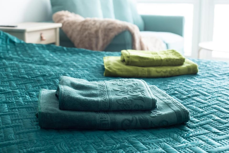 Bed, Bedroom, towels