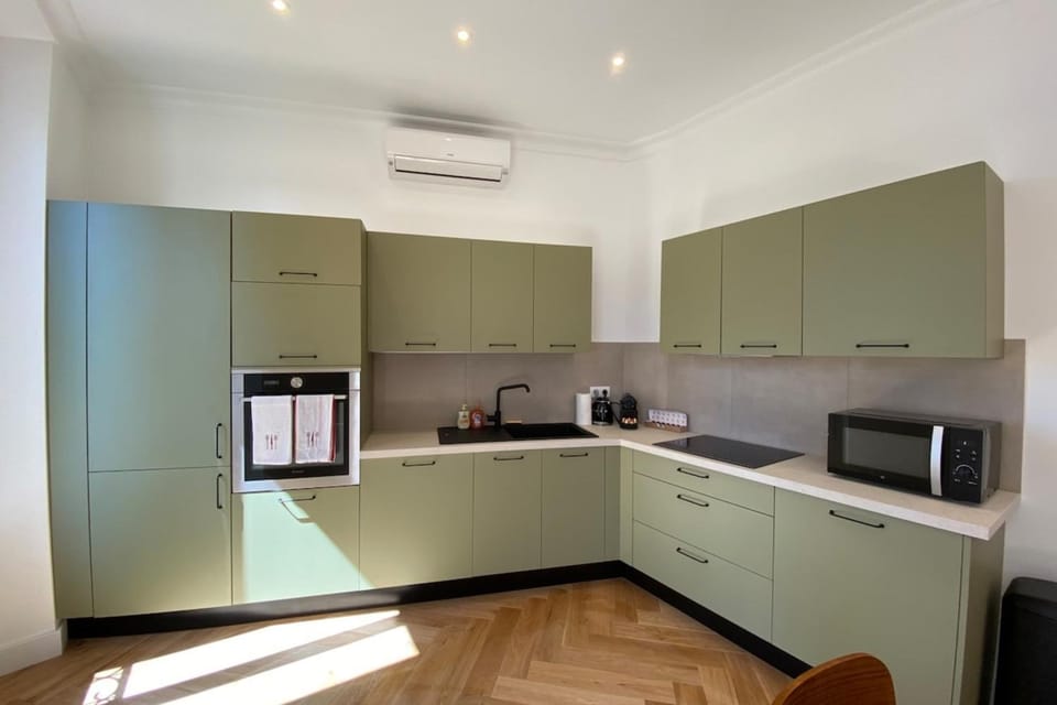 Coffee/tea facilities, Kitchen or kitchenette, dishwasher, oven, stove, toaster, air conditioner