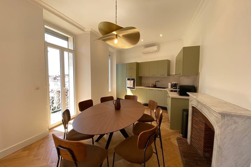 Kitchen or kitchenette, Dining area