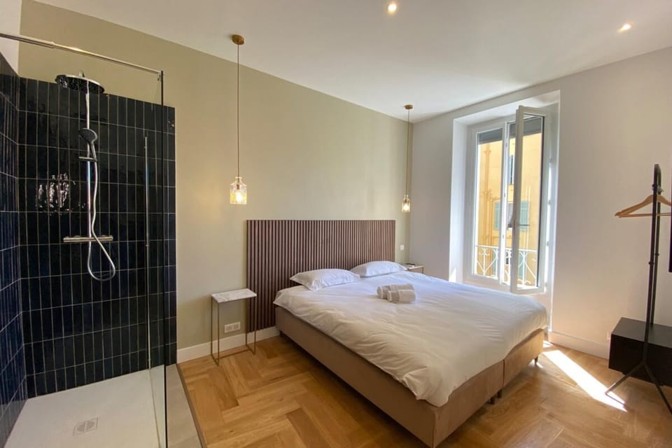 Shower, Bed, Photo of the whole room, Bedroom, towels