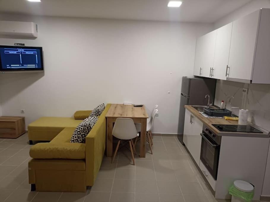 TV and multimedia, Kitchen or kitchenette, Living room, Seating area