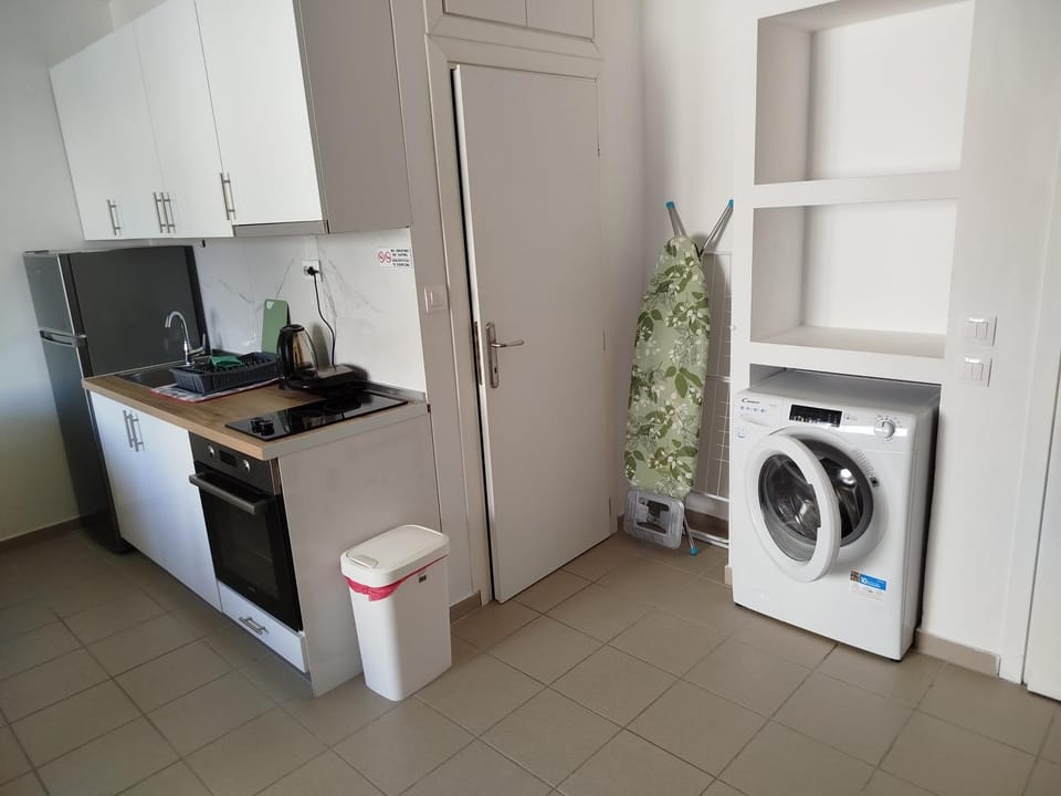 Kitchen or kitchenette, washing machine
