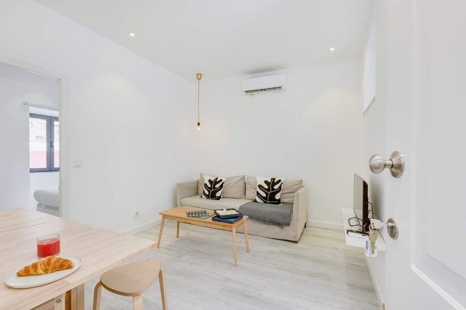 Bed, Living room, Food and drinks, Photo of the whole room, Seating area, Dining area, Bedroom, Food, air conditioner