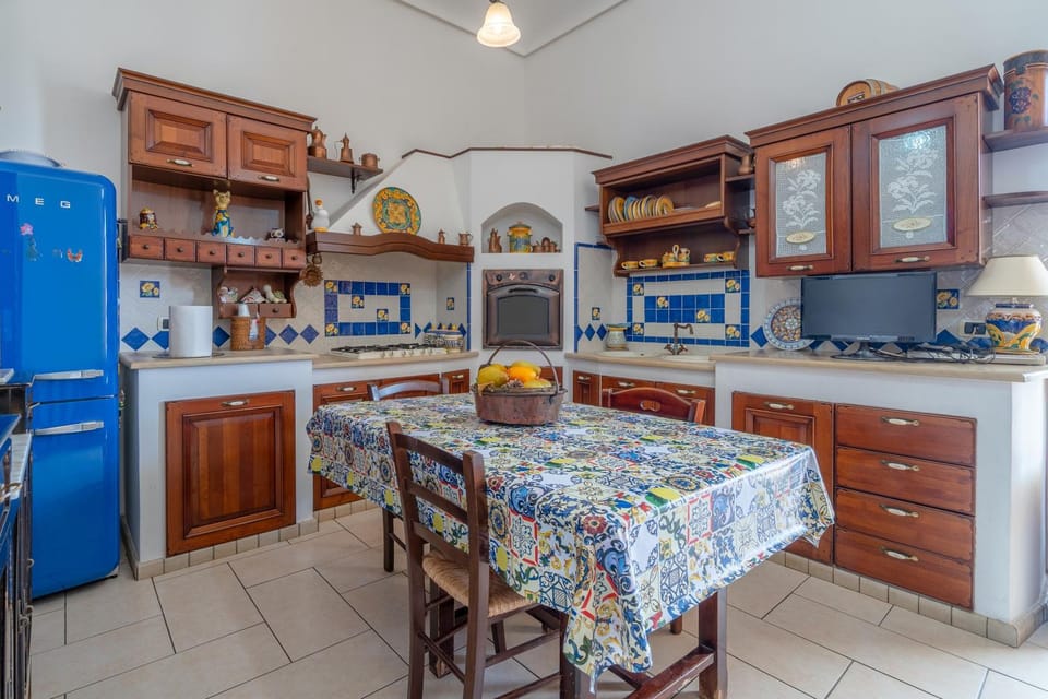 Property building, Kitchen or kitchenette, Living room