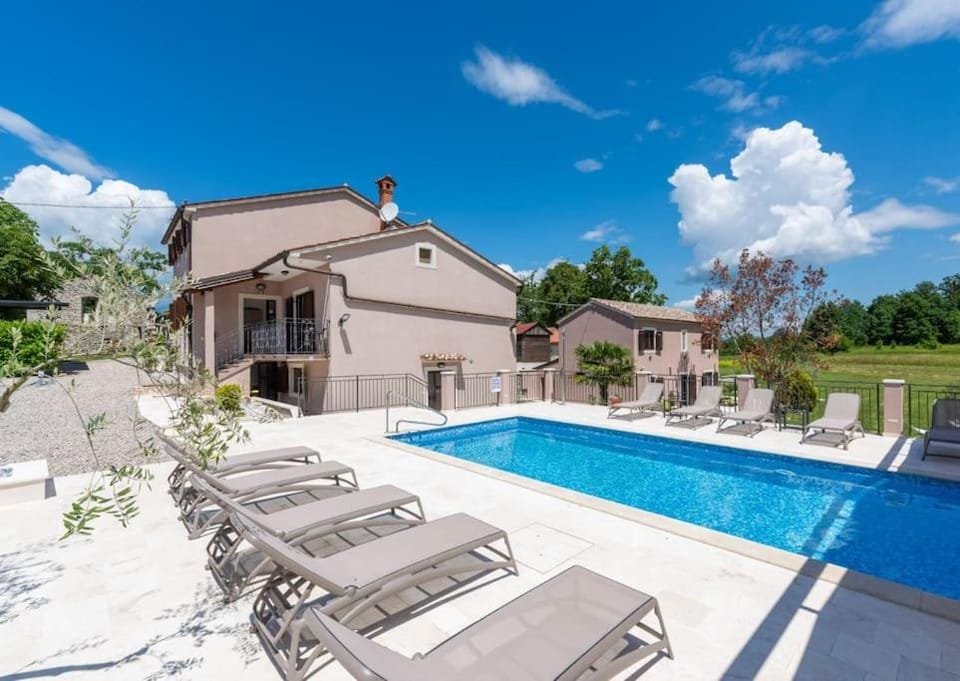 Villa Vesna with tennis court Villa in Istria County