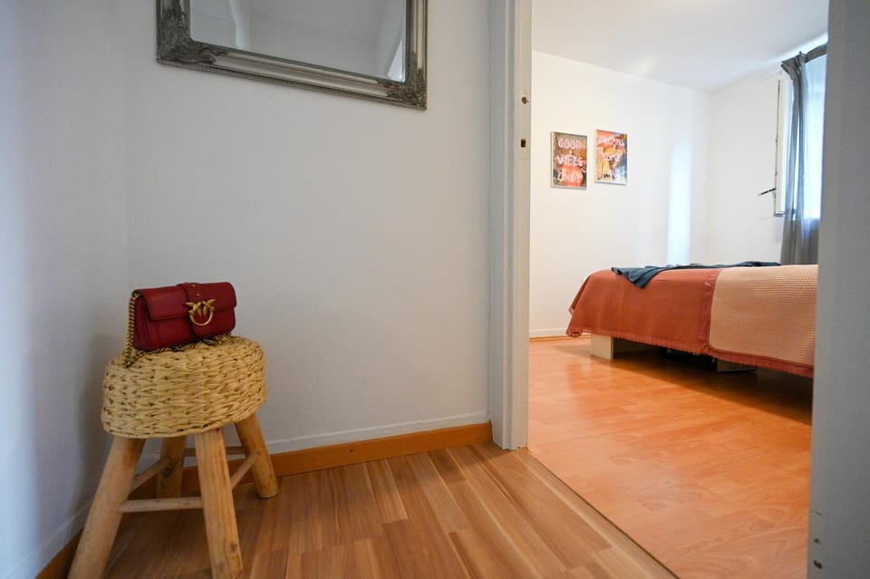 Photo of the whole room, Seating area