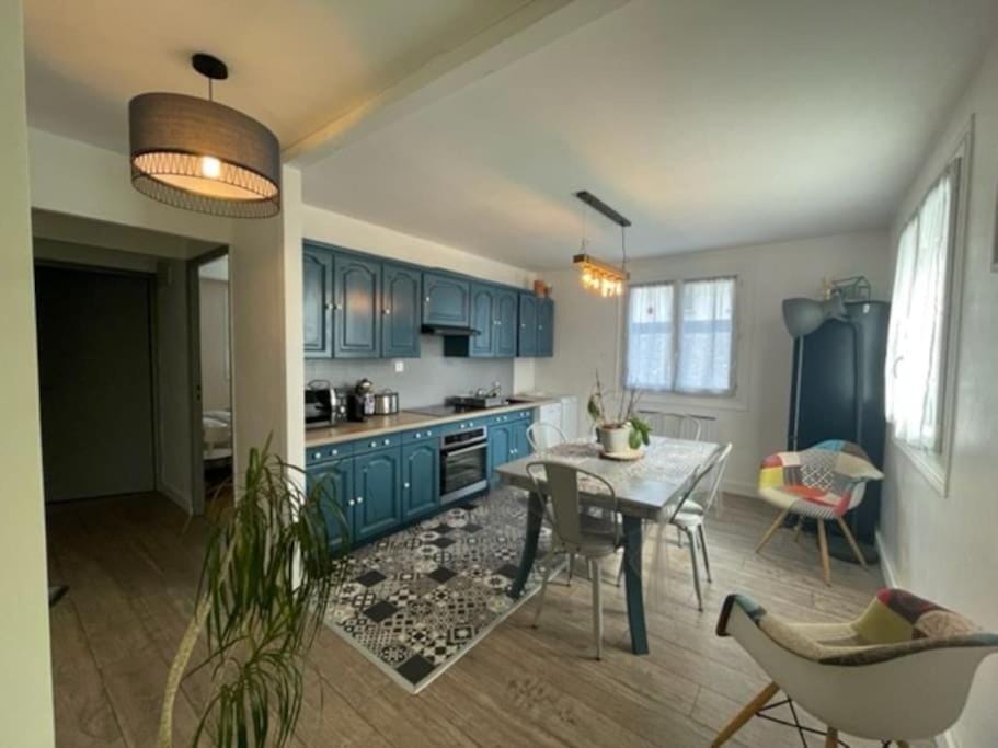 Coffee/tea facilities, Dining area, dishwasher, oven, stove, washing machine
