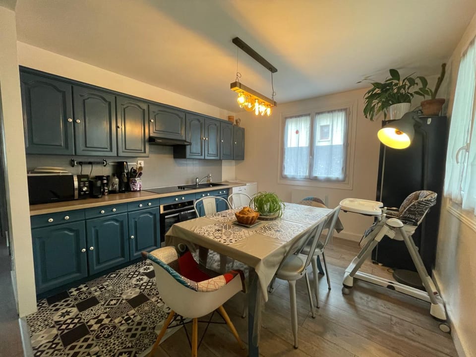 Coffee/tea facilities, Dining area, dishwasher, oven, stove, toaster, washing machine