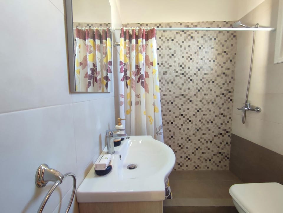 Shower, Bathroom, towels