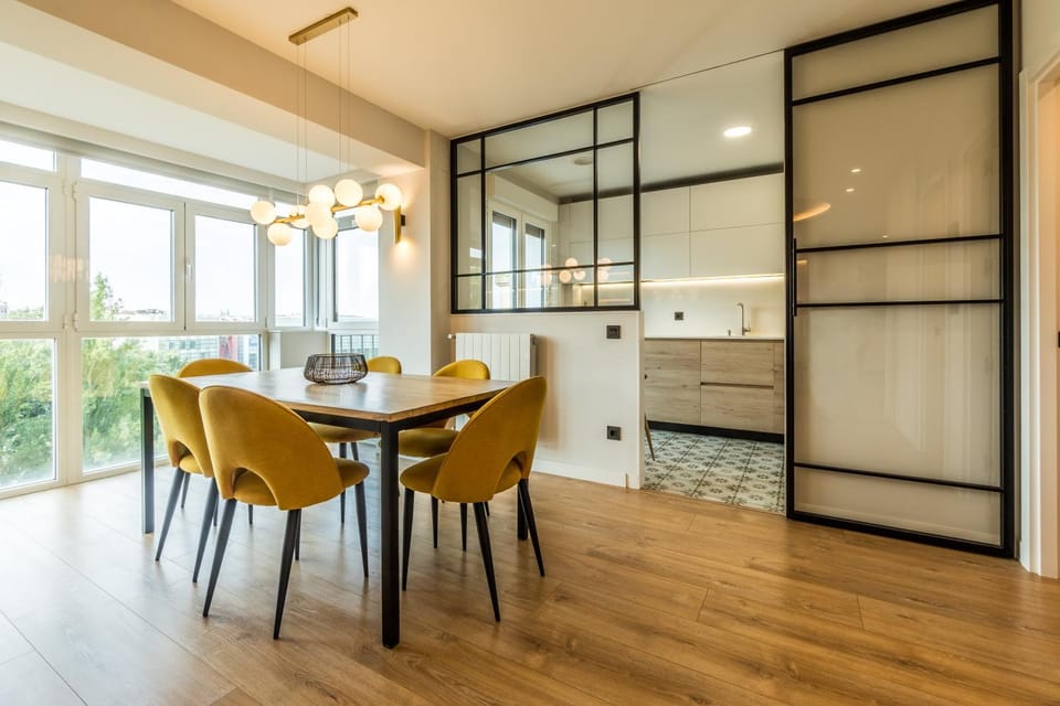 Nearby landmark, Kitchen or kitchenette, Seating area, Dining area, Landmark view, River view