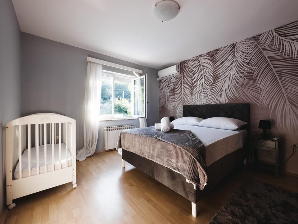 Bed, Photo of the whole room, Bedroom, cot