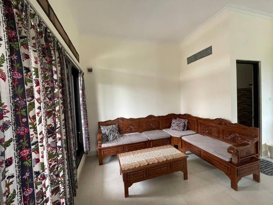 SYARIAH - Cozy 3BR House - 8min From City Centre by Sakura House in West Java
