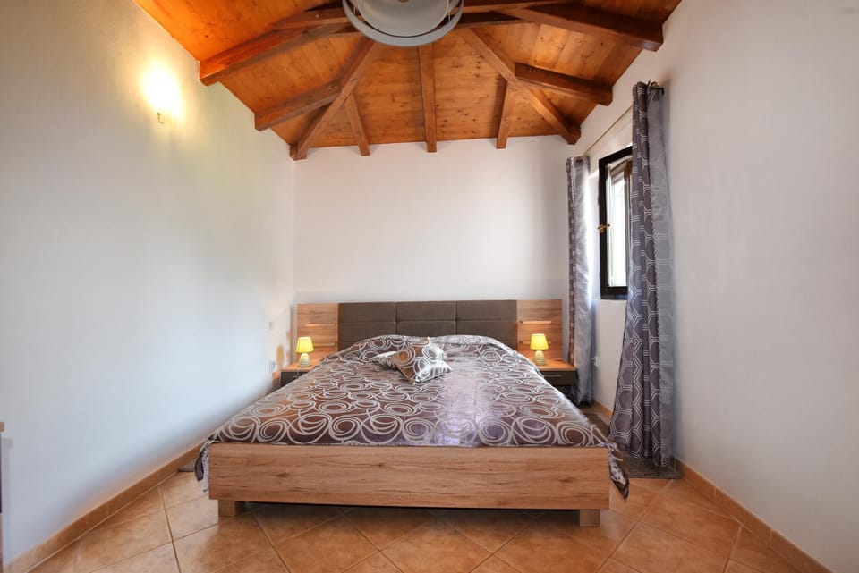 Bed, Photo of the whole room, Decorative detail, Bedroom