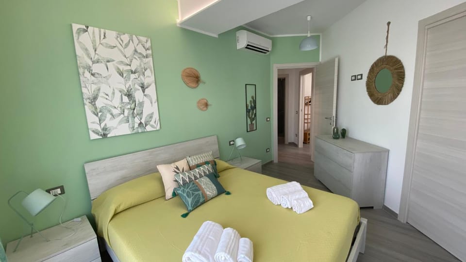 Bed, Photo of the whole room, Bedroom, towels, air conditioner