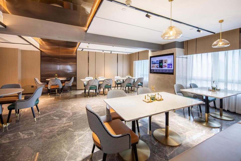 Restaurant/places to eat, Fitness centre/facilities
