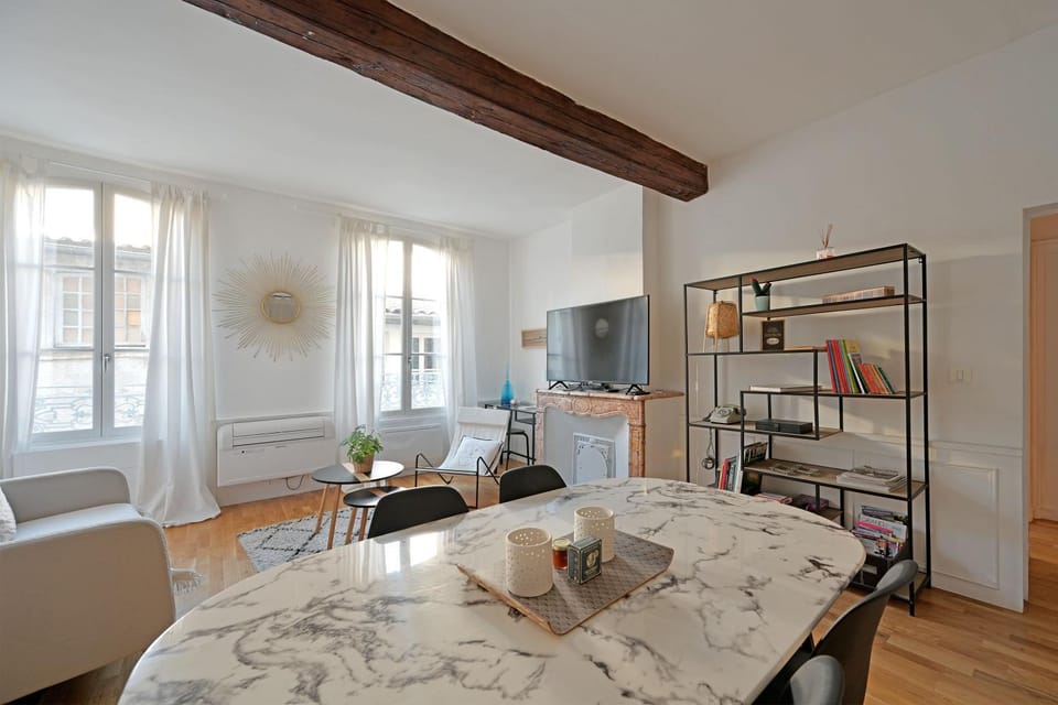 TV and multimedia, Living room, Seating area, Dining area