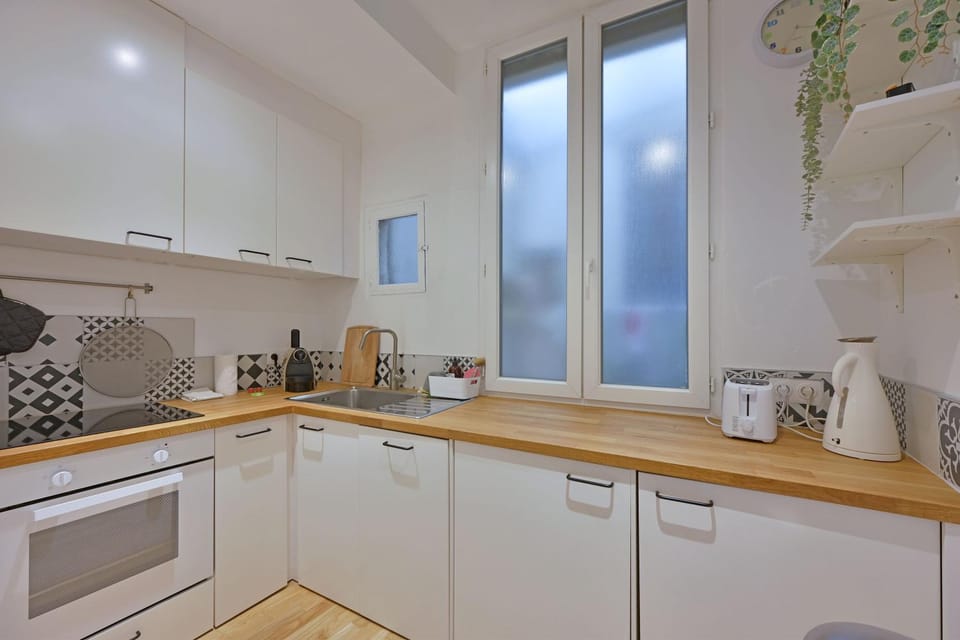 Coffee/tea facilities, Kitchen or kitchenette, dishwasher, oven, stove, toaster