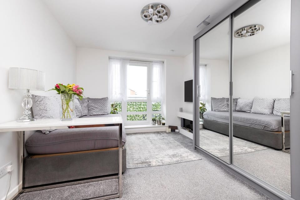 Photo of the whole room, Seating area