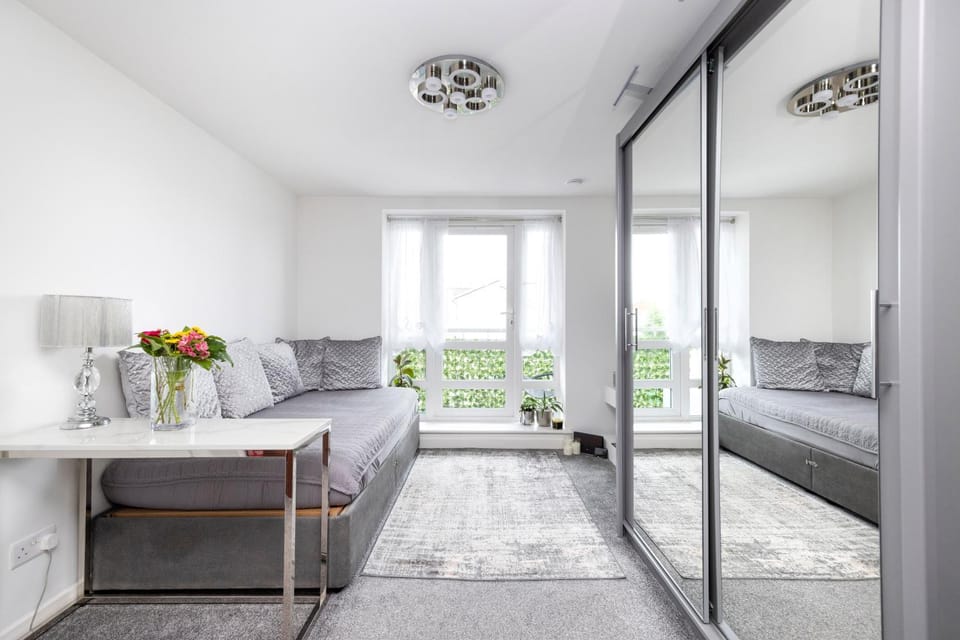 Photo of the whole room, Seating area