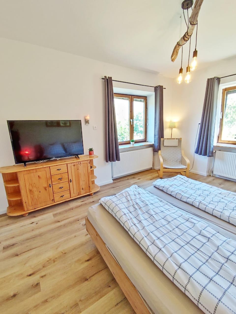 Bed, TV and multimedia, Photo of the whole room, Seating area, Evening entertainment, Bedroom