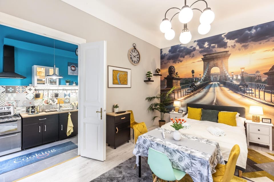 Kitchen or kitchenette, minibar