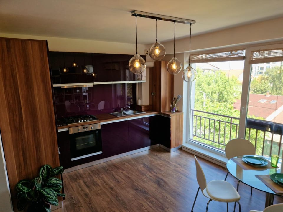 View (from property/room), Kitchen or kitchenette, Dining area, pet friendly, stove