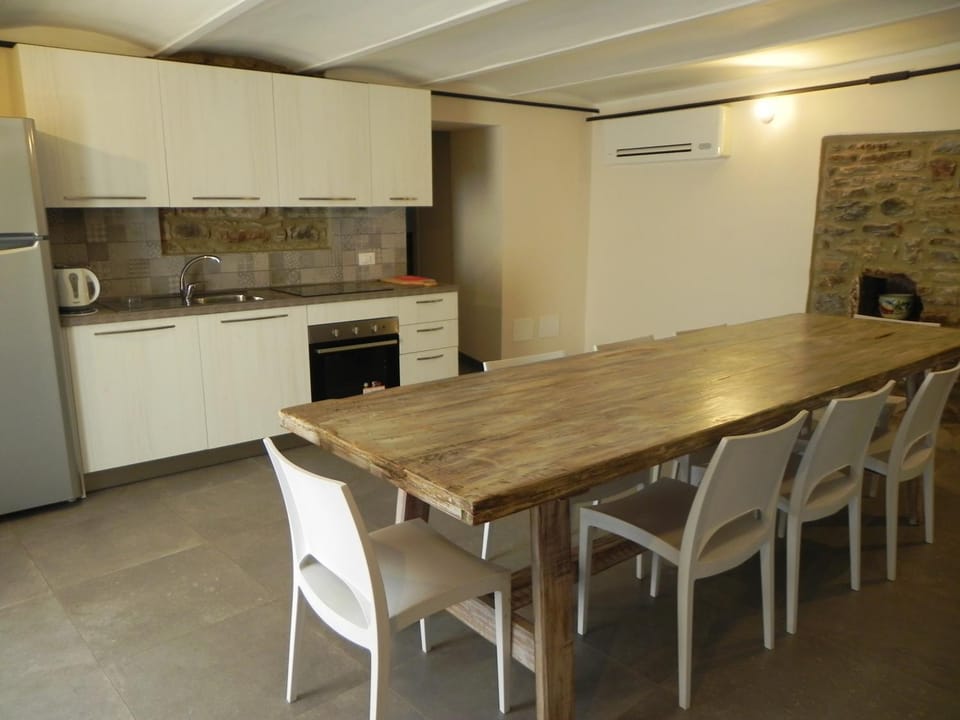 Kitchen or kitchenette, Dining area, pet friendly, stove