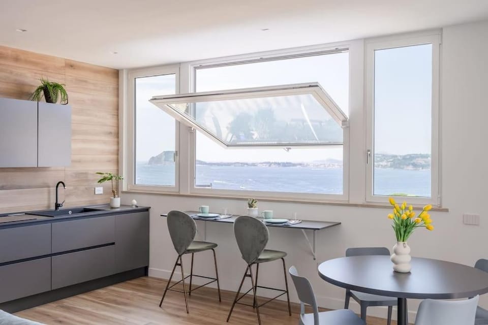 Communal lounge/ TV room, Natural landscape, TV and multimedia, Kitchen or kitchenette, Dining area, Sea view, stove