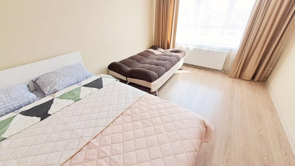 Bed, Living room, Photo of the whole room, Seating area, Bedroom