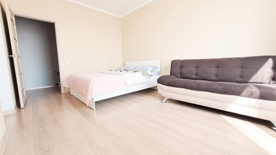 Bed, Living room, Photo of the whole room, Seating area, Bedroom