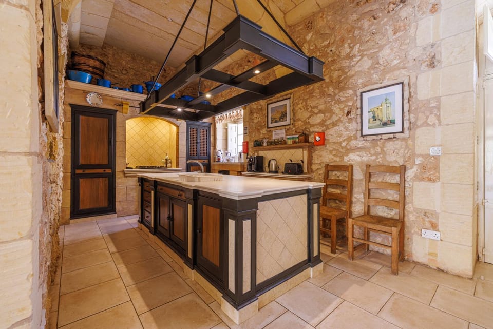 Kitchen or kitchenette, oven, pet friendly, stove
