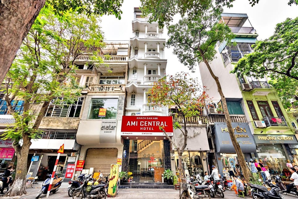 Property building, Day, People, Neighbourhood, City view, Street view, Location, group of guests, Parking