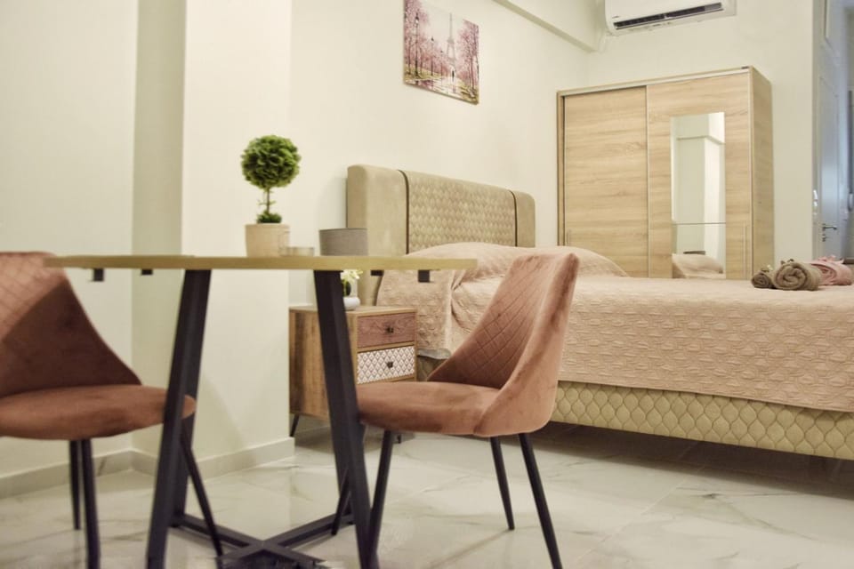 Bed, Living room, Photo of the whole room, Bedroom