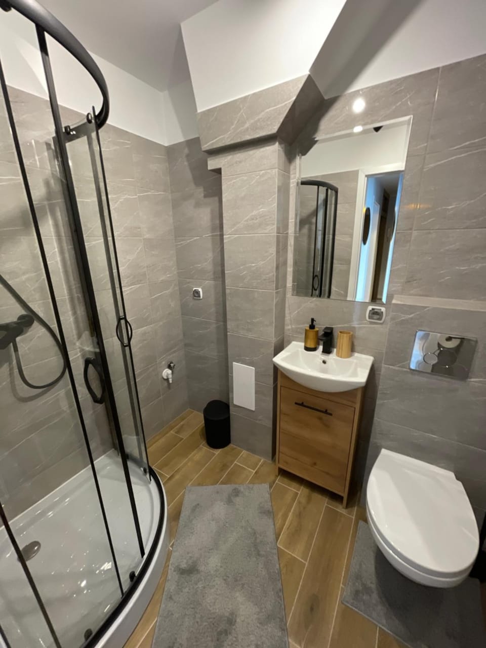 Shower, Toilet, Bathroom, towels