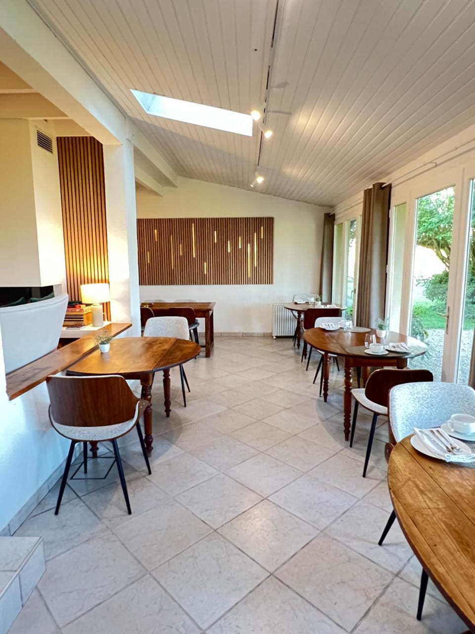 Seating area, Dining area