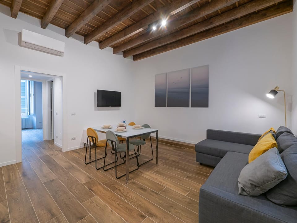 TV and multimedia, Living room, Seating area, Dining area