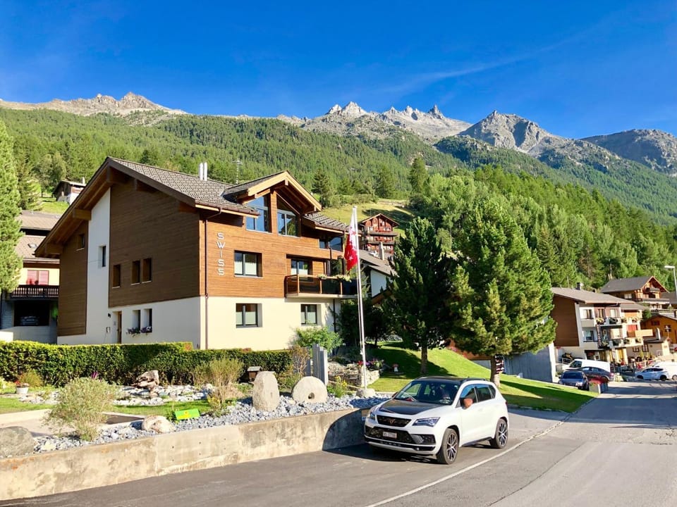 Property building, Neighbourhood, Mountain view