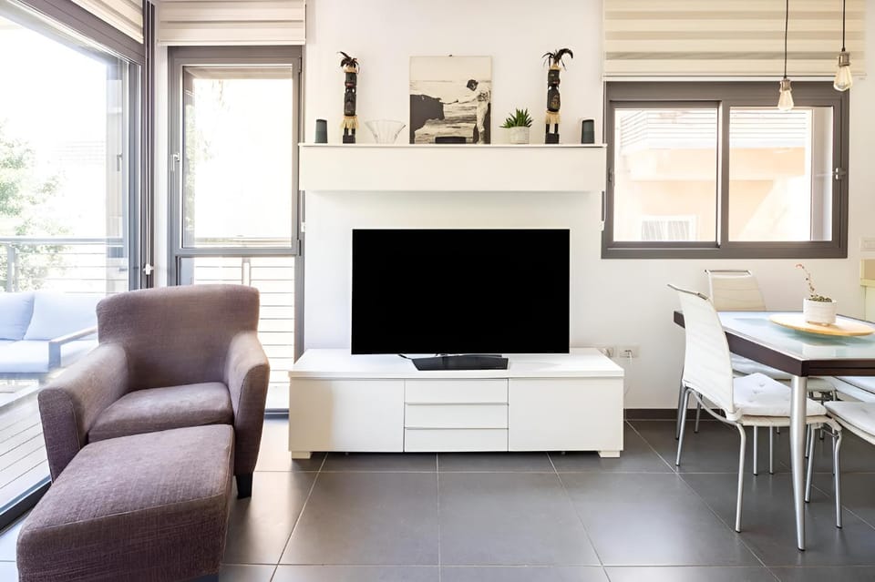Day, TV and multimedia, Living room, Decorative detail, Seating area, Dining area, Quiet street view